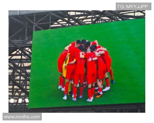 足球明星携妻子共赴盛典红毯瞬间引发媒体热议与粉丝狂欢