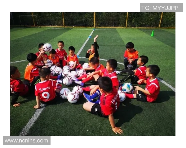 孩子与足球明星的趣味互动视频引发热议和欢笑