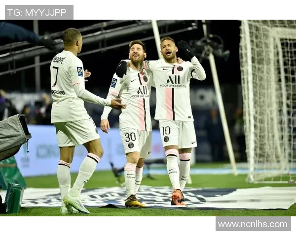 梅西与内马尔的传奇足球之路：从巴萨到巴黎的友谊与荣耀