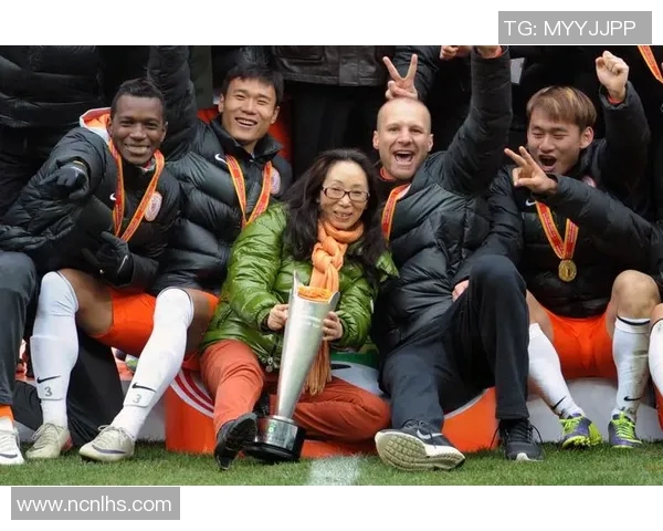 足球明星直播时手滑意外曝光队友私密瞬间引发热议